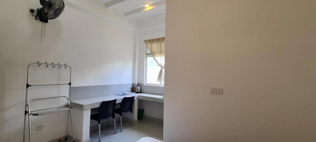 Ceylon Lodge - Airport Transit Hostel Negombo Ngoại thất bức ảnh